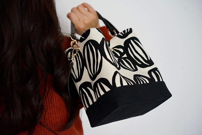 Black and white with abstract bucket bag portable messenger dual-use Japanese Kobayashi canvas - Messenger Bags & Sling Bags - Cotton & Hemp 