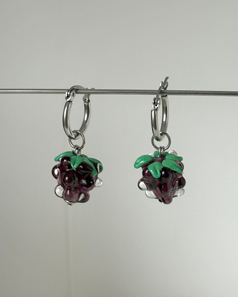 ラズベリーピアス 手作りムラーノガラスのフルーツチャーム付きステンレスフープピアス - ピアス・イヤリング - ガラス パープル