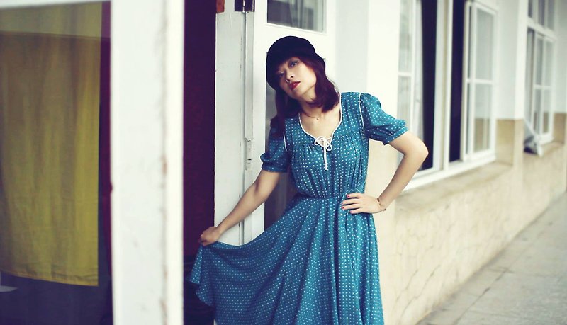 Oversized skirt with floral textured short-sleeved vintage dress / brought back to VINTAGE abroad - One Piece Dresses - Polyester Blue