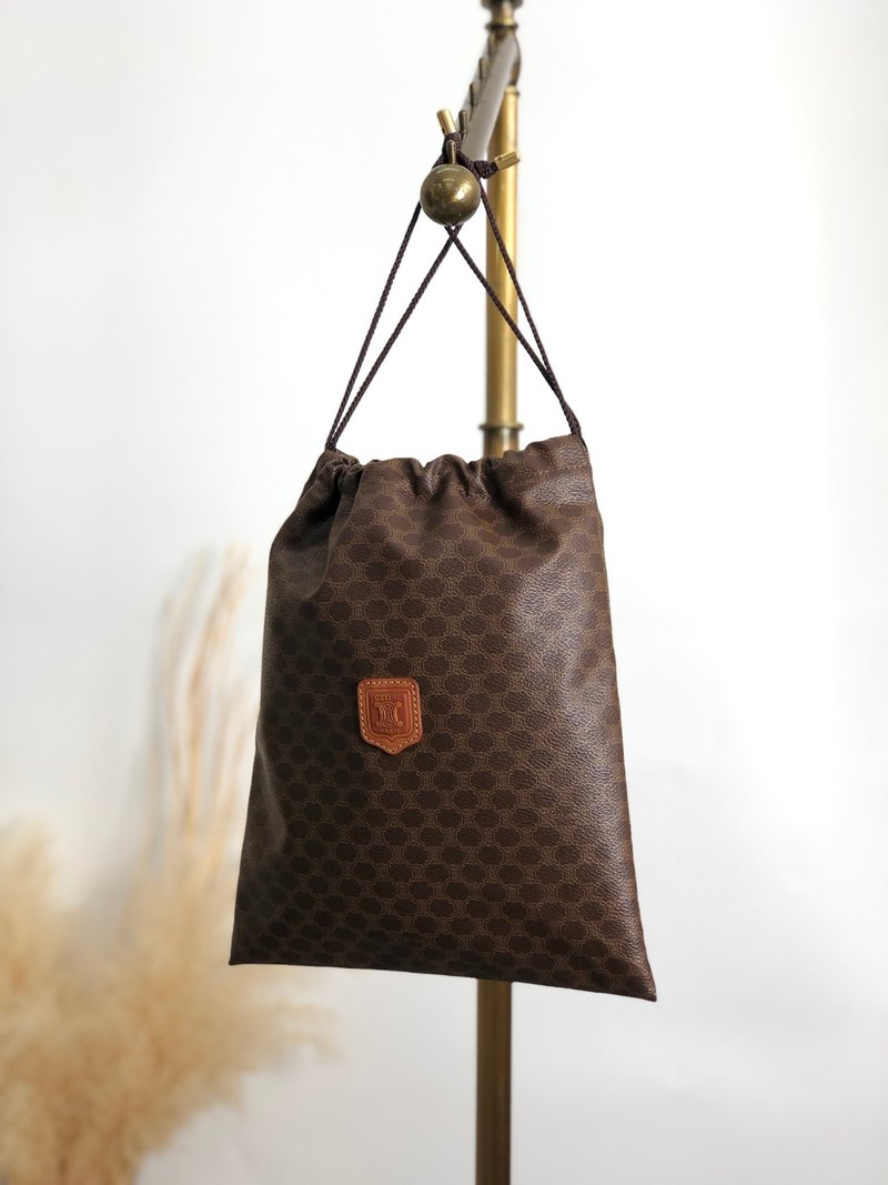 【 日本直送　名牌中古包 】CELINE セリーヌ マカダム ポーチ ブラウン ブラゾン型押し PVC レザー ミニ巾着 vintage オールド 2fz5x8 - 化妝包/收納袋 - 防水材質 咖啡色