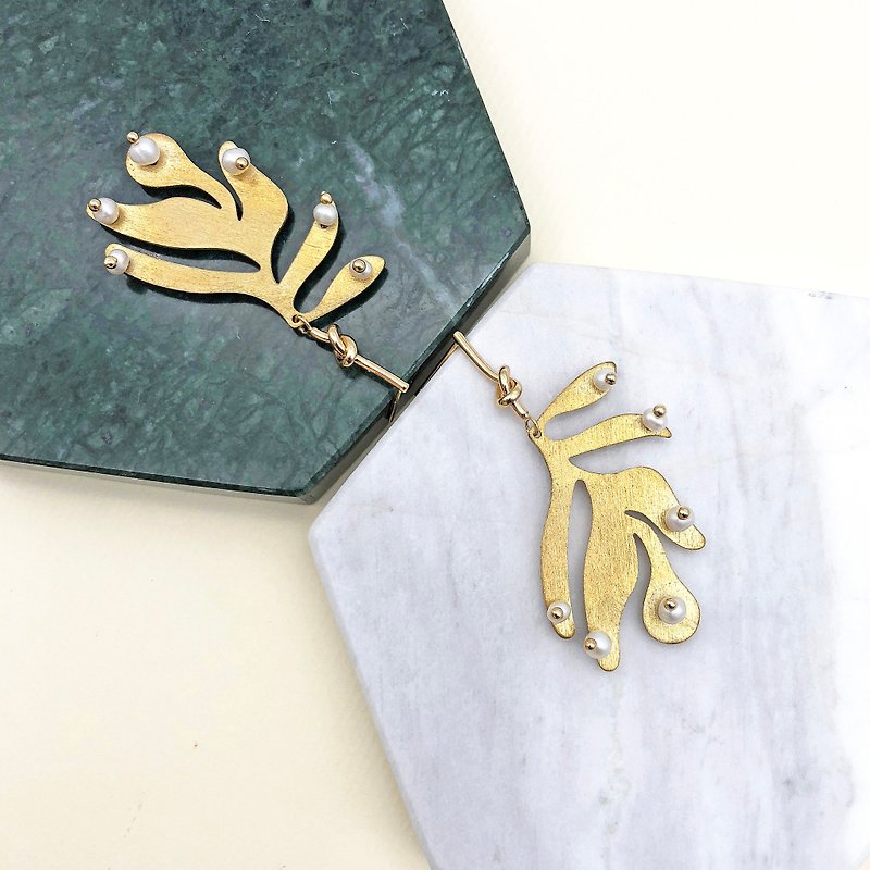 ART COLE Leaves Brass Earrings【Wedding】【brass】 【Christmas-gift】Birthday Gift - ต่างหู - ทองแดงทองเหลือง สีทอง
