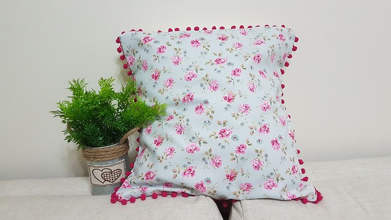 北歐田園風格淺粉藍色,粉紅桃紅小花圖案,桃紅小毛球抱枕靠枕靠墊 - 枕頭/抱枕 - 紙 綠色