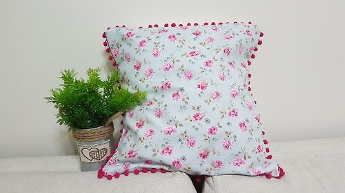 hazelnut 北歐田園風格淺粉藍色,粉紅桃紅小花圖案,桃紅小毛球抱枕靠枕靠墊