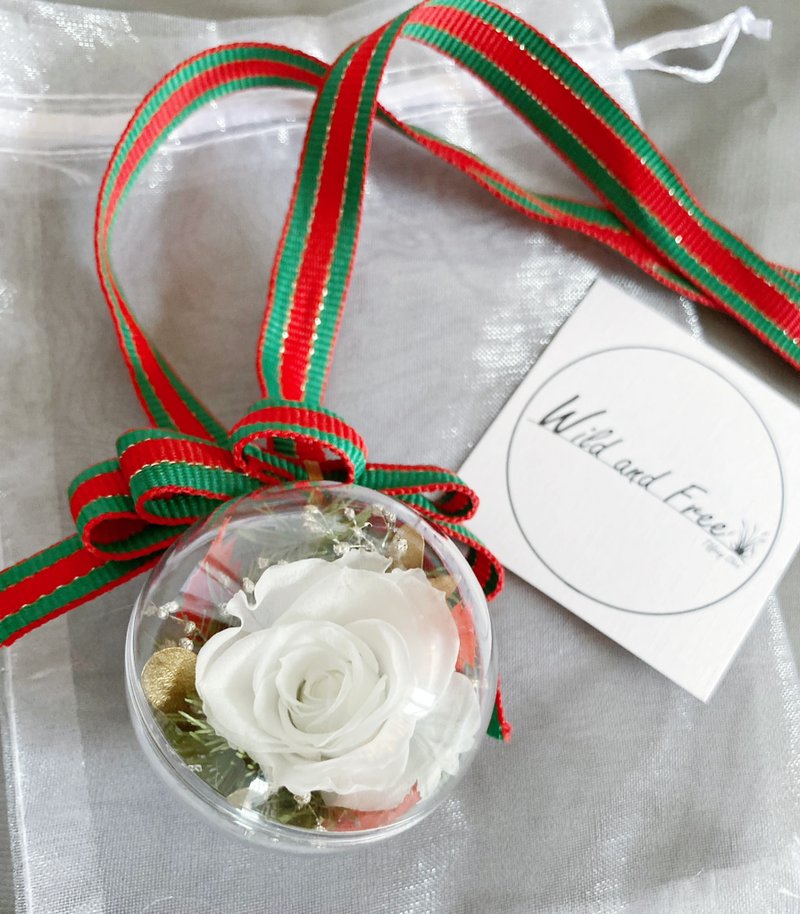 Christmas Decor with Preserved Flower - ช่อดอกไม้แห้ง - วัสดุอื่นๆ ขาว