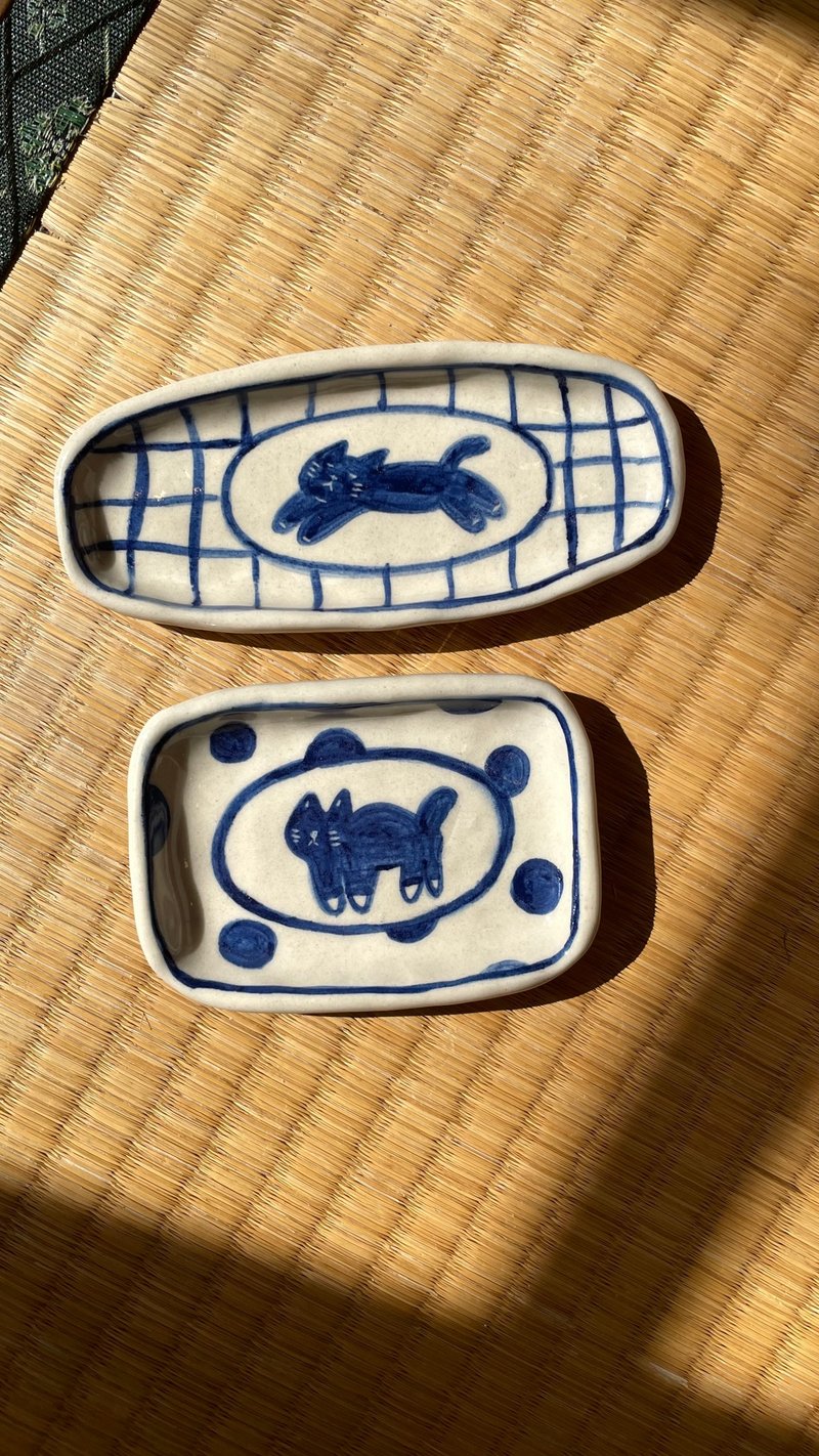 【物喜工作室】白磁土手繪-藍貓貓方/長碟 - 豉油碟/小碟/醬油碟 - 陶 藍色