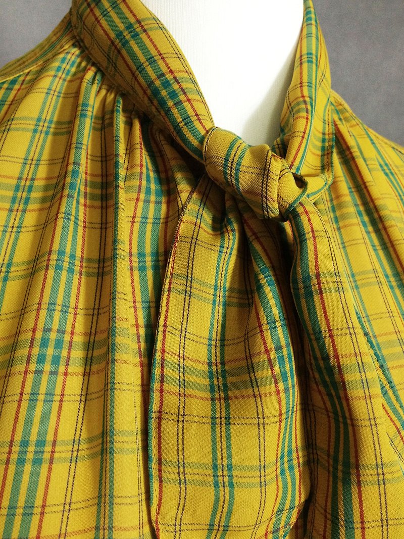 Ping-pong vintage [vintage shirt / tie vintage mustard yellow checkered shirt] foreign VINTAGE chiffon back - เสื้อเชิ้ตผู้หญิง - วัสดุอื่นๆ หลากหลายสี