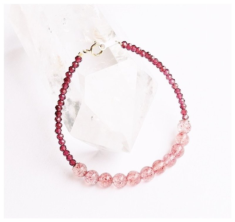 Natural Strawberry Crystal Garnet Natural Stone Crystal Bracelet 14K GF 招缘缘爱桃花 - สร้อยข้อมือ - เครื่องเพชรพลอย สีแดง