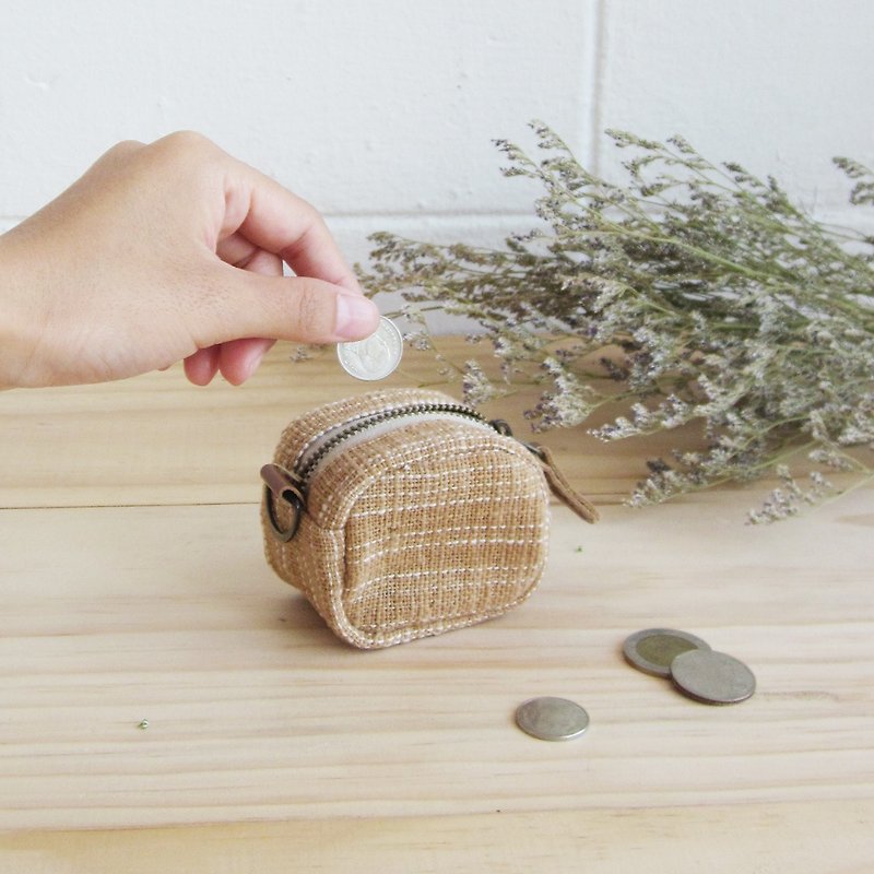 Coin Purses Little Tan SS Hand-woven and Botanical dyed Natural-Tan Color 拉链钱包 - Coin Purses - Cotton & Hemp Brown