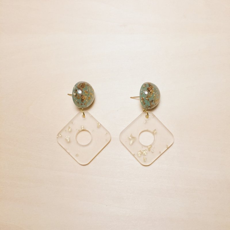復古綠色金箔丸子白色鏤空菱形耳環 - 耳環/耳夾/耳骨夾 - 樹脂 綠色