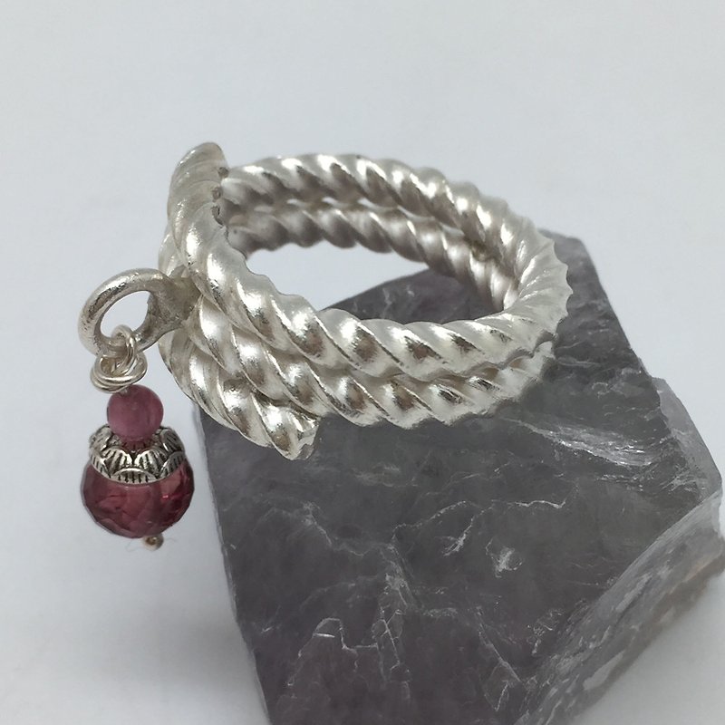 925 Silver Red Tourmaline Precious Stones Twist Grain Ring 5mm Faced Round Bead - แหวนทั่วไป - เงินแท้ สีแดง