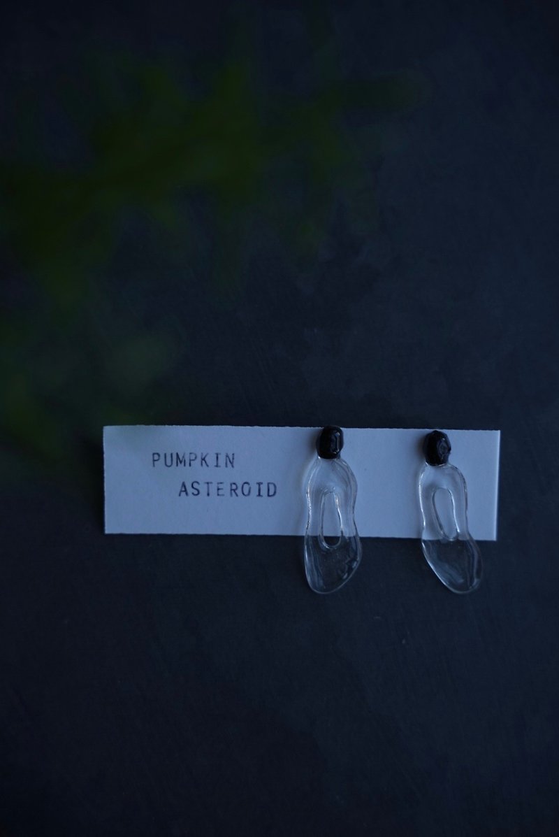 Xiaoxiangfeng simple black and white transparent frosted niche personality earrings \ earrings - Earrings & Clip-ons - Resin 