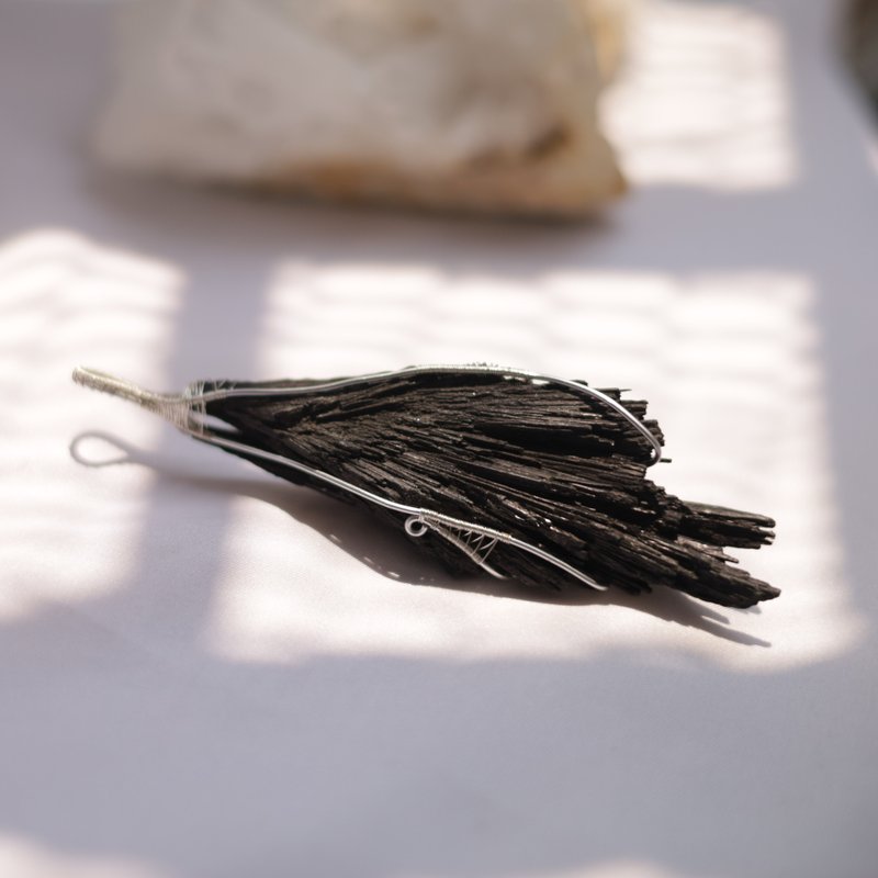 Large black tourmaline pendant Feather tourmaline metal braided pendant to ward off evil spirits - สร้อยคอ - เครื่องประดับพลอย สีดำ