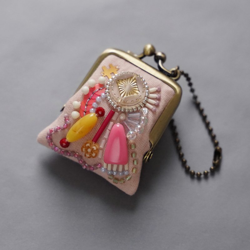 ネックレスにも、バッグチャームにも、小さな小さなビーズ刺繍のがま口 54 ピンク ガーゼ　ギフト　アクセサリーケース - 吊飾/掛飾 - 其他材質 粉紅色