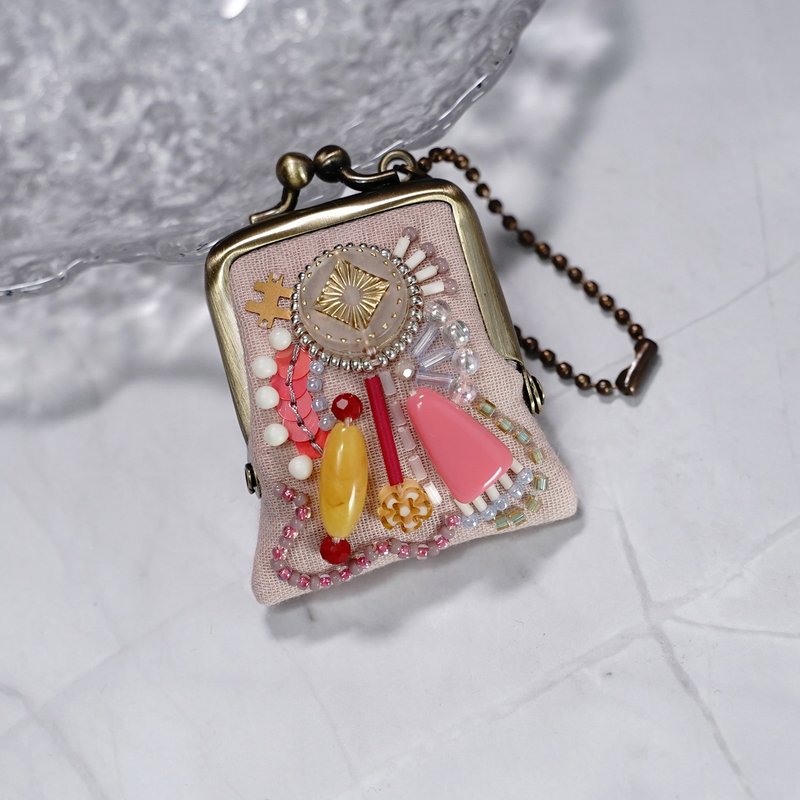 小さなビーズ刺繍のがま口 No.54 ペールピンクのガーゼ ネックレス・バッグチャームにも アクセサリーケース 手刺繍の一点物 - 吊飾/掛飾 - 其他材質 粉紅色