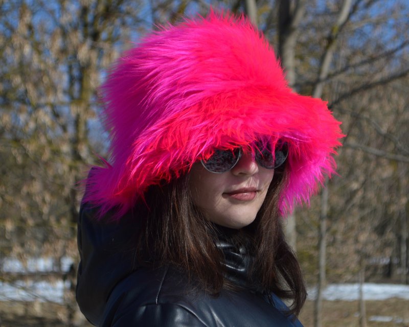 Faux fur bucket hat. Neon pink hat. Fuchsia fluffy hat. Bright shaggy hat. - 帽子 - 其他材質 粉紅色