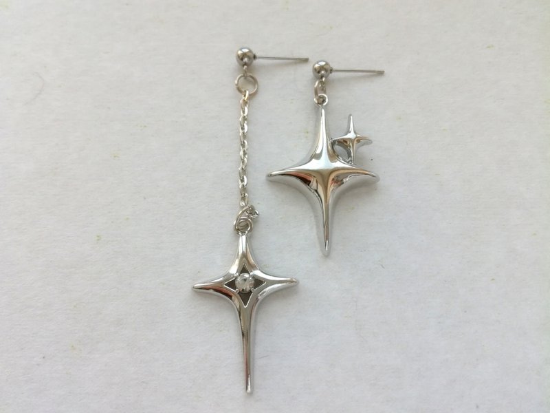 Asymmetrical silver star earrings Mismatched earrings Gothic Grunge style Gift - 耳環/耳夾/耳骨夾 - 其他金屬 銀色