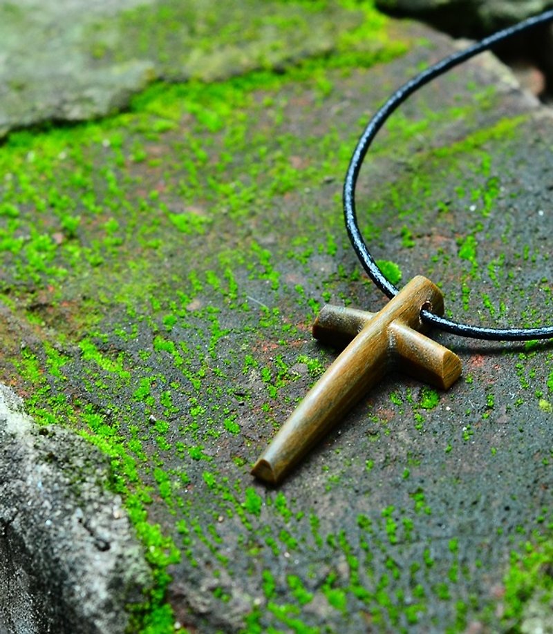 Carved Life / Cross crashed ornaments - green sandalwood - Necklaces - Wood Green