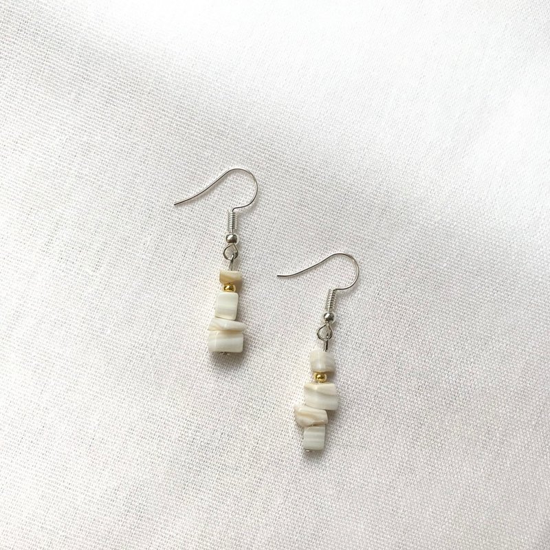 Natural shell simple white earrings / ear pins - Earrings & Clip-ons - Gemstone White