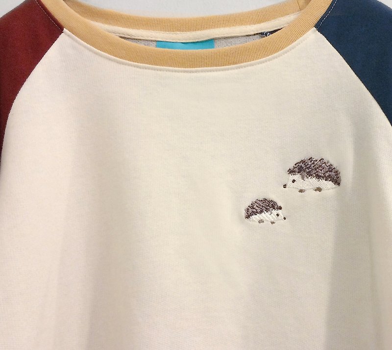 hedgehog embroidery long sleeve shirt -Red Navy sleeve - 女 T 恤 - 棉．麻 