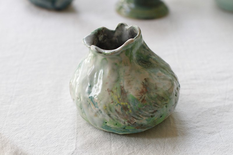 Hand-painted small guava vase - เซรามิก - ดินเผา สีเขียว