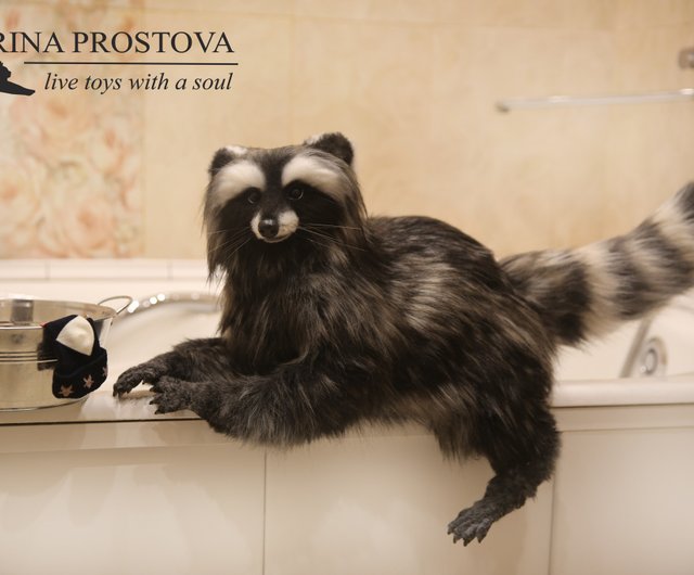 アライグマのぬいぐるみ。ぬいぐるみ。ポーズ可能なアートドール