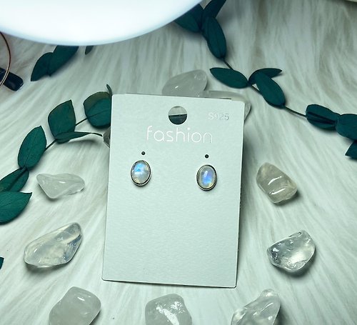 阿諾x手作小屋│能量水晶│輕珠寶 | 藍月光石耳釘 | 簡約包邊 | S925純銀針 | 絕美強藍光 |