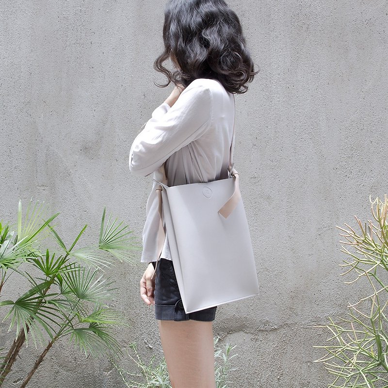 YUNSUO-original design-nude pink grayish Morandi color minimalist tote bag - กระเป๋าแมสเซนเจอร์ - หนังแท้ สึชมพู