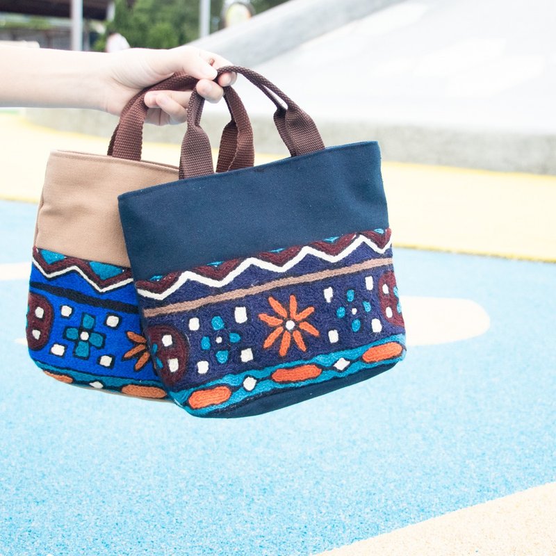 羊毛手工刺繡小包－海底花園 - 手提包/手提袋 - 羊毛 多色