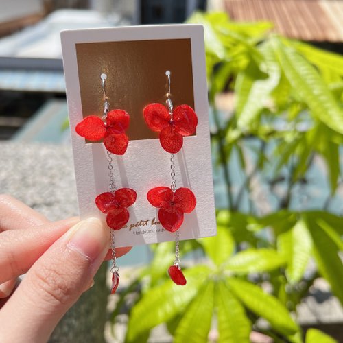 Floating Flowers - Ruo Meng.  Handmade real monogram flower resin earrings  / small Silver lily series - Shop Chi_handcraft Earrings & Clip-ons - Pinkoi