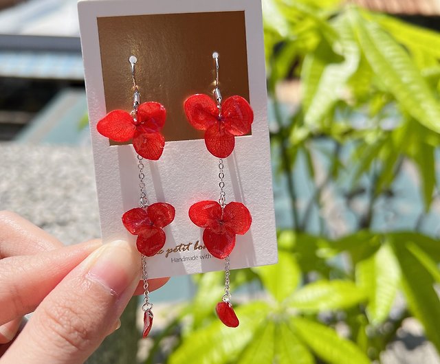 Floating Flowers - Ruo Meng.  Handmade real monogram flower resin earrings  / small Silver lily series - Shop Chi_handcraft Earrings & Clip-ons - Pinkoi