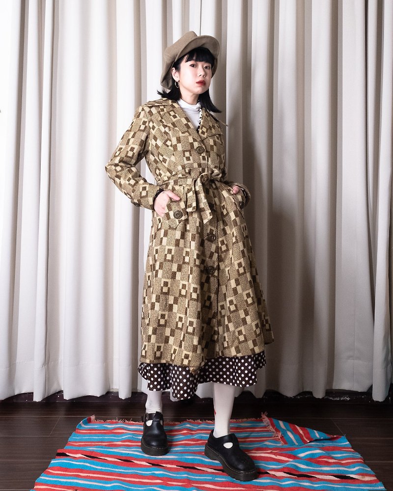 A PRANK DOLLY - 古著 50s幾何織圖劍領長大衣(附腰帶) - 女西裝外套 - 其他材質 卡其色