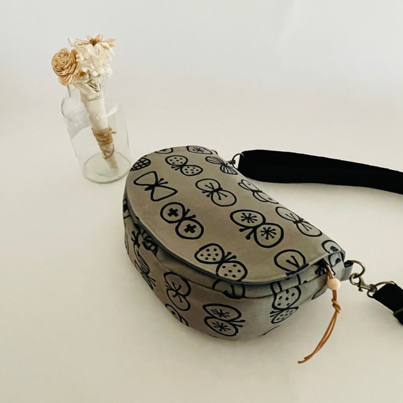 Minagawa Akira butterfly style saddle bag. Activity harness. Zippered interior slip pocket. Japanese cloth - Messenger Bags & Sling Bags - Cotton & Hemp Gray