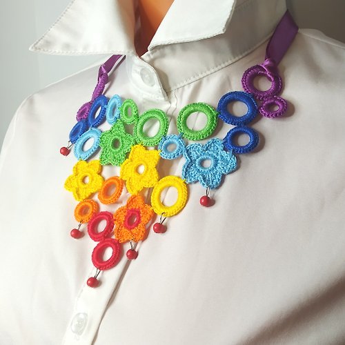 Alternative Crochet Boutique 彩虹鉤針領項鍊。 女性 LGBTQ 驕傲圍兜項鍊。