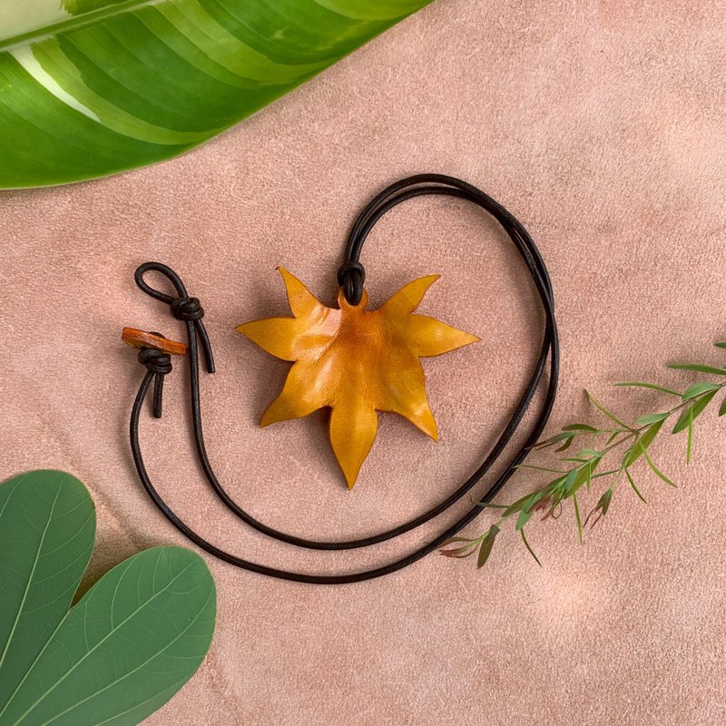 Nature inspire Maple pendent /  Leather jewelry - 項鍊 - 真皮 多色