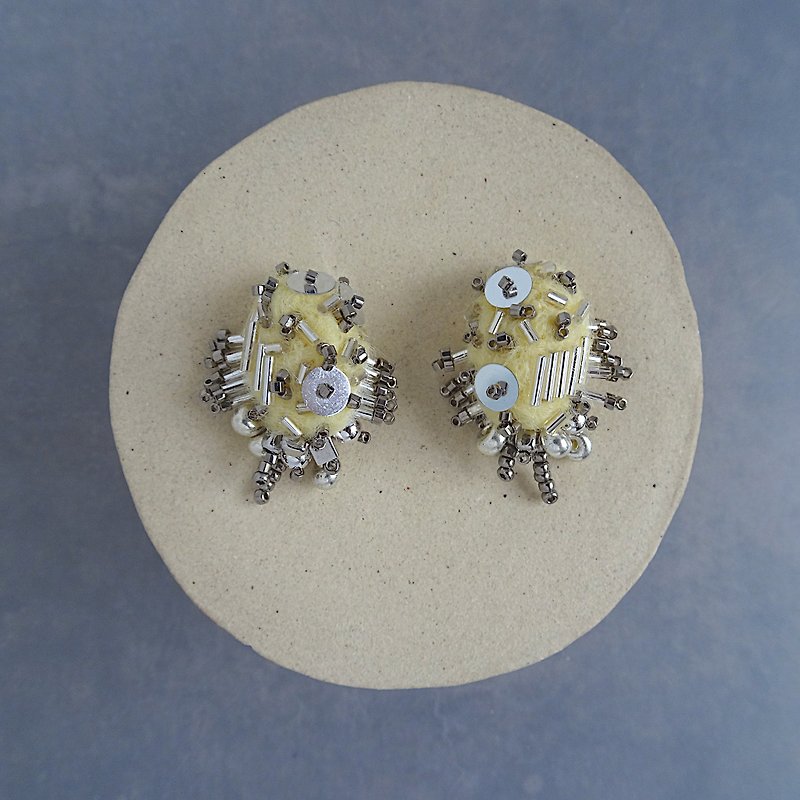 Choice of piercedearrings or clipearrings　Wool bead bijouxearrings 　cream metal - Earrings & Clip-ons - Thread Yellow