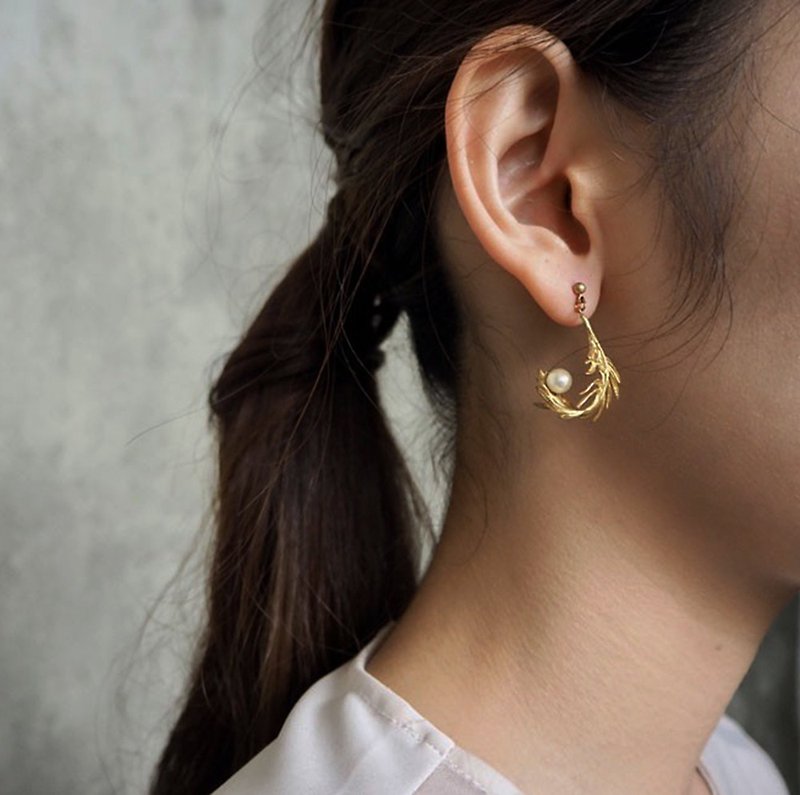 Curved feather pearl earrings - ต่างหู - โลหะ สีทอง