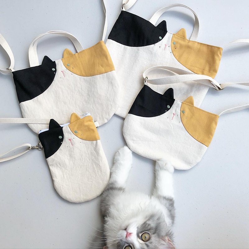 Customization. Three cats. Embroidered characters. crossbody bag. 4 size - กระเป๋าแมสเซนเจอร์ - ผ้าฝ้าย/ผ้าลินิน สีส้ม