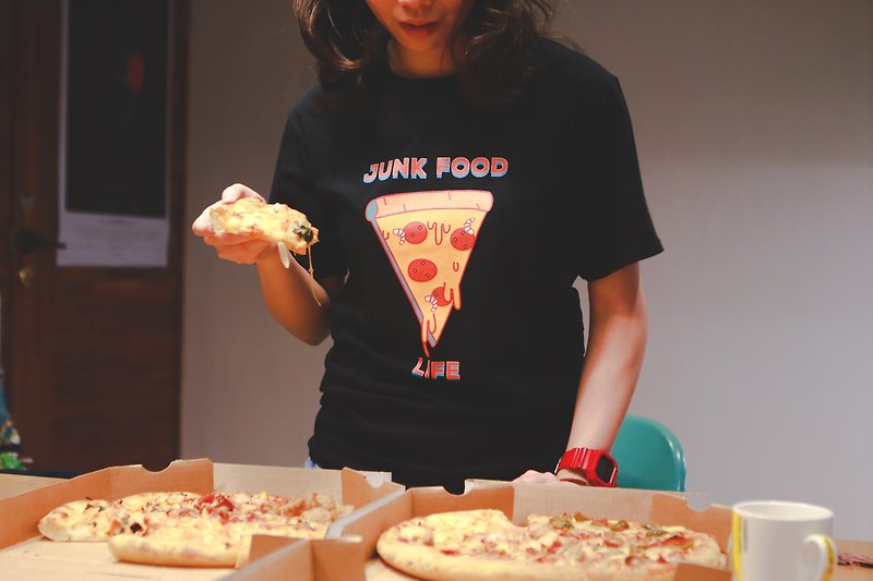 Deerhorn design / 鹿角 JUNK FOOD Pizza T-shirt - 帽T/大學T - 棉．麻 白色