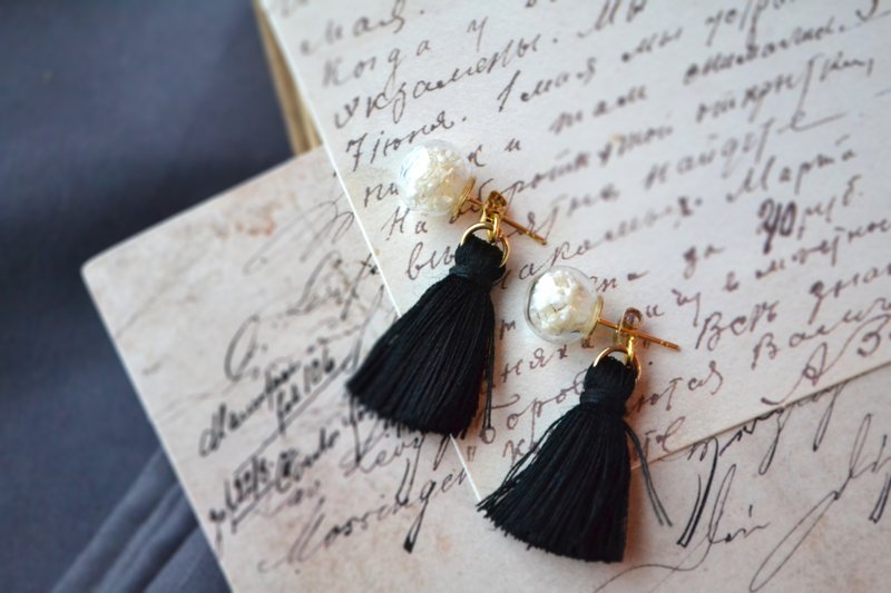 Black Tassel with Dried Flower Glass Globe Bubble 18k earrings - ต่างหู - พืช/ดอกไม้ สีดำ