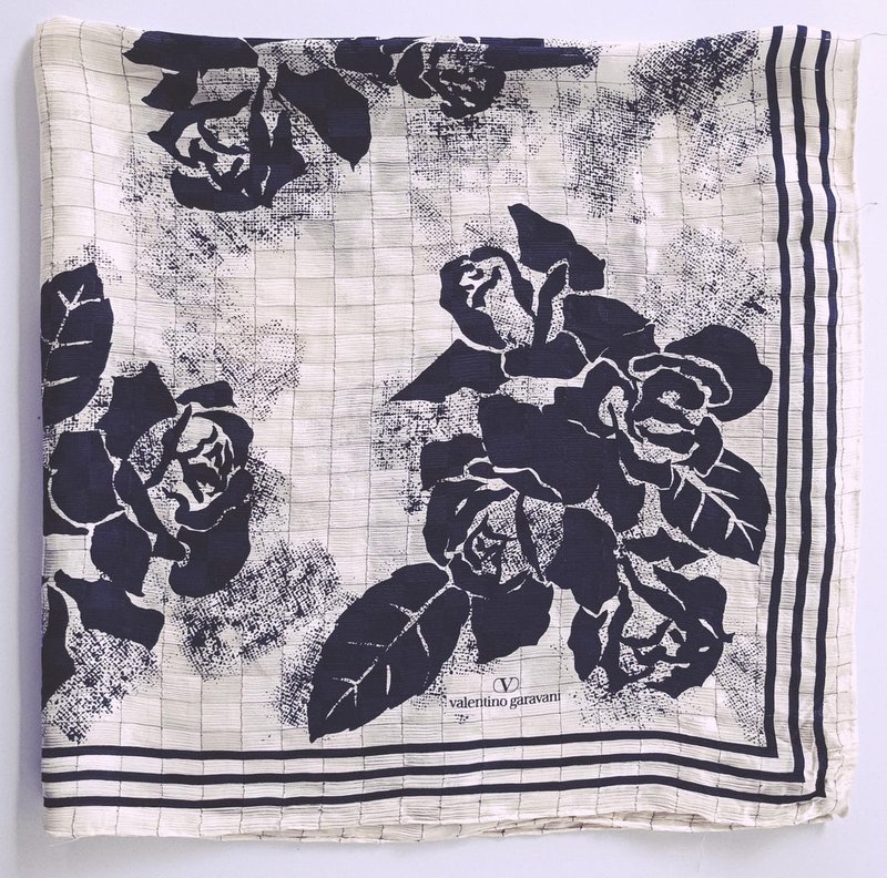Valentino Garavani Roses Silk Scarf, 34 x 34 inches, Black Roses on Beige - 絲巾 - 絲．絹 黑色
