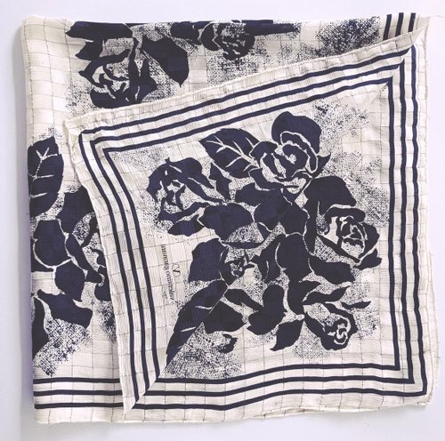 ヴァレンティノ・ガラヴァーニ ローズ シルクスカーフ、34 x 34インチ