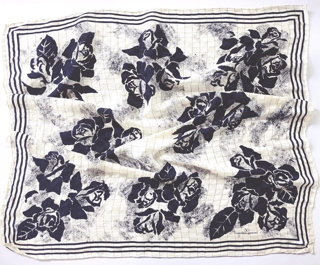 ヴァレンティノ・ガラヴァーニ ローズ シルクスカーフ、34 x 34インチ