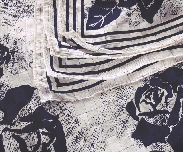 ヴァレンティノ・ガラヴァーニ ローズ シルクスカーフ、34 x 34インチ