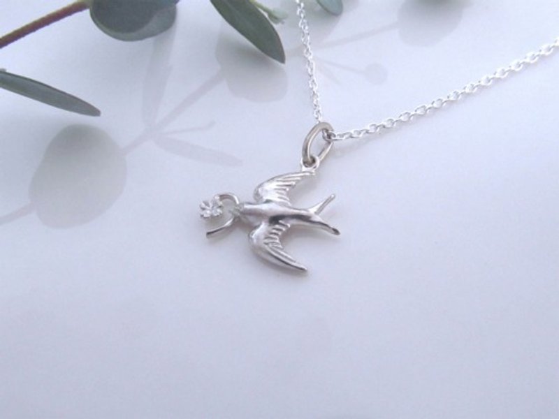 Four-leaf clover and swallow pendant carrying happiness - Necklaces - Sterling Silver 