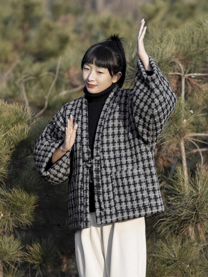 Black and gray plaid woven sub-improved Japanese-style kimono robe coat / cotton clothing gender-neutral wear - เสื้อผู้หญิง - วัสดุอื่นๆ สีเทา