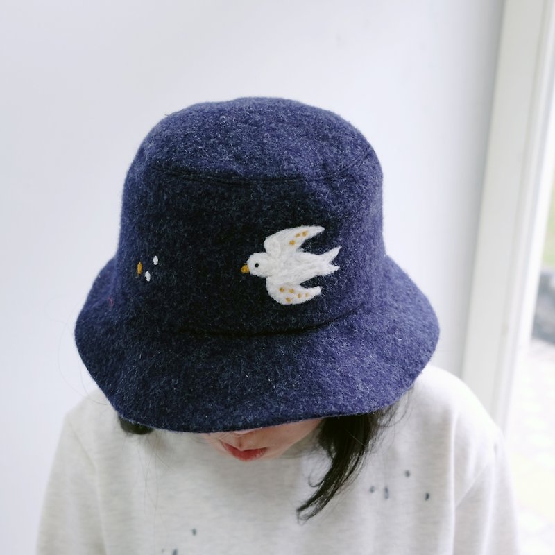 Mother swallow wool felt winter fisherman hat (dark blue) - หมวก - วัสดุอื่นๆ สีน้ำเงิน