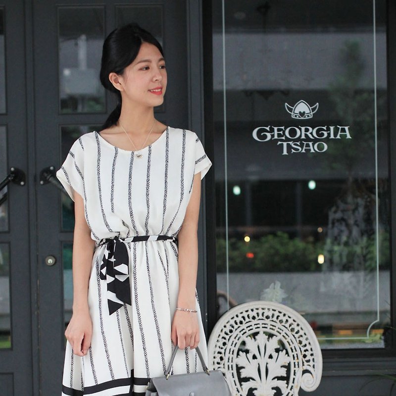 GT arrow-shaped stripe strap umbrella - One Piece Dresses - Polyester White