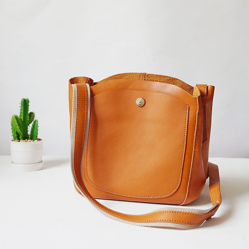Cowhide leather shoulder bag, crossbody, genuine leather casual bag, camel - กระเป๋าแมสเซนเจอร์ - หนังแท้ สีส้ม