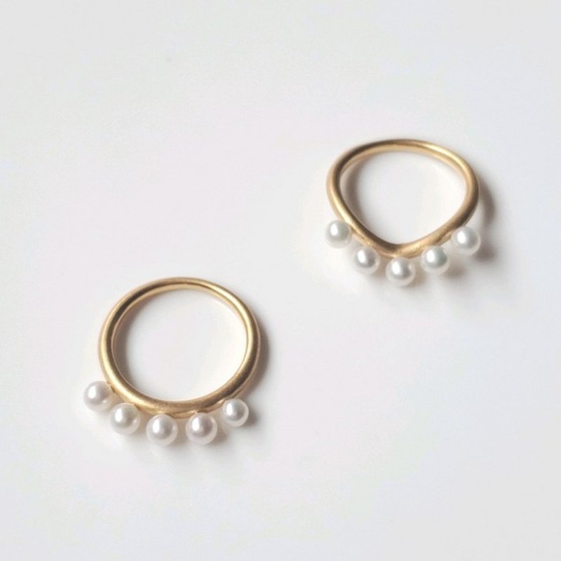 Illuminated ring with 5 pearls - แหวนทั่วไป - โลหะ สีทอง