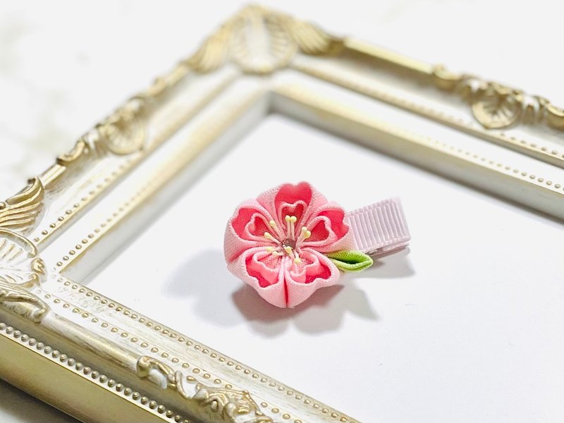 つまみ細工  可愛いピンクの桜のヘアクリップ  桜咲く ヘアクリップ  ベビークリップ ピンクの桜 さくら - 髮圈/髮夾 - 棉．麻 粉紅色